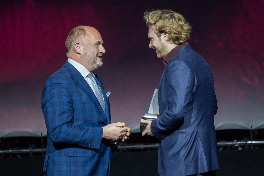 Wręczenie nagrody marszałka dla Piotra Packa podczas gali otwarcia Tofifest. Fot. Mikołaj Kuras dla UMWKP