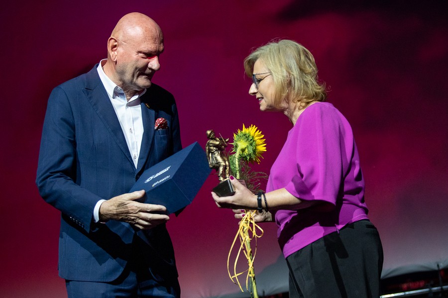 Wręczenie nagrody marszałka dla Piotra Packa podczas gali otwarcia Tofifest. Fot. Mikołaj Kuras dla UMWKP