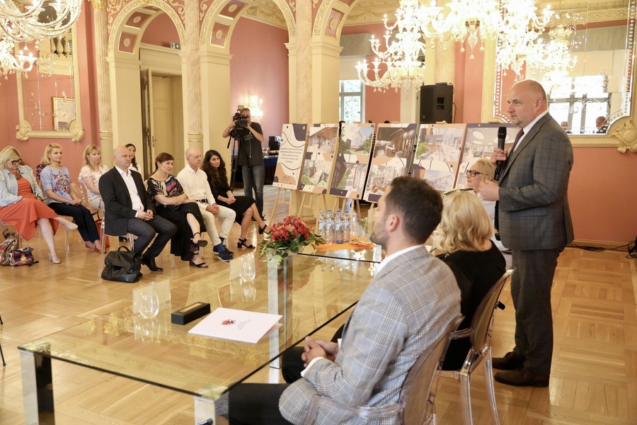 Ceremonia podpisania umowy z wykonawcą rozbudowy Książnicy Kopernikańskiej, fot. Andrzej Goiński/UMWKP