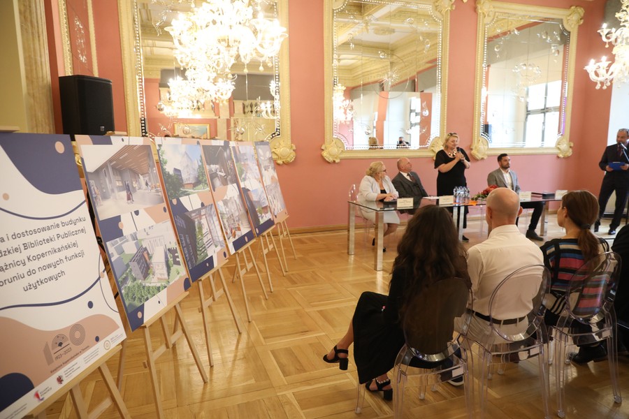 Ceremonia podpisania umowy z wykonawcą rozbudowy Książnicy Kopernikańskiej, fot. Andrzej Goiński/UMWKP