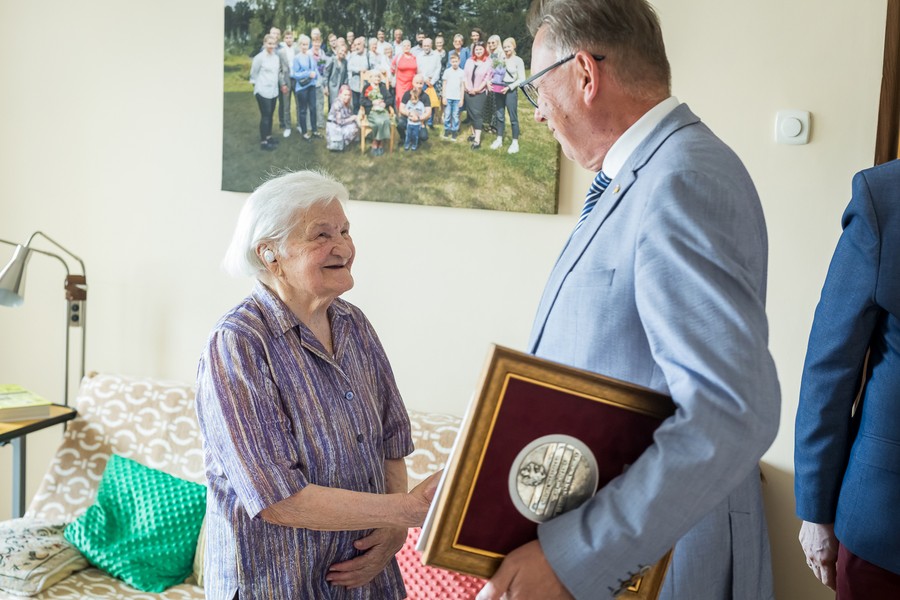 Czesława Horyd odznaczona Madalem Marszałka, fot. Tomasz Czachorowski/eventphoto.com.pl dla UMWKP