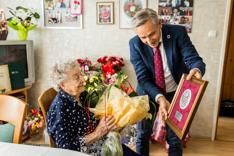 Halina Osowska odznaczona Madalem Marszałka, fot. Tomasz Czachorowski/eventphoto.com.pl dla UMWKP