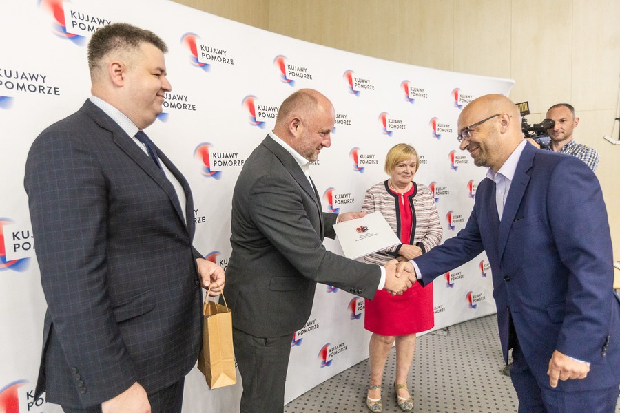 Ceremonia podpisania umów o finansowanie projektów dotyczących rynku pracy, fot. Szymon Zdzieblo/tarantoga.pl dla UMWKP