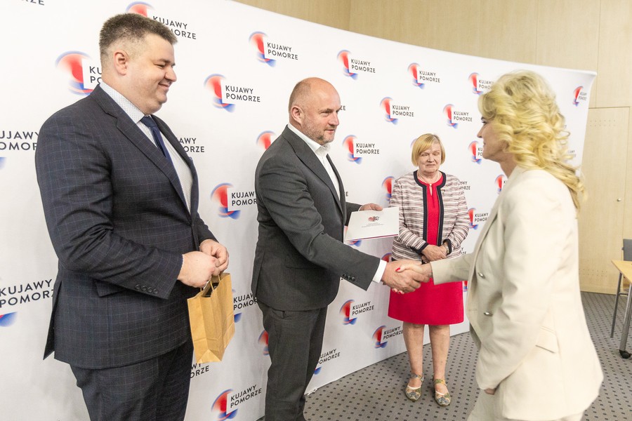 Ceremonia podpisania umów o finansowanie projektów dotyczących rynku pracy, fot. Szymon Zdzieblo/tarantoga.pl dla UMWKP