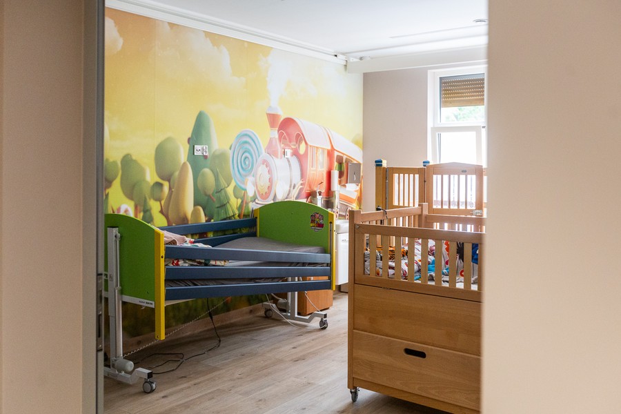 Wizyta marszałka Piotra Całbeckiego w hospicjum „Nadzieja”, fot. Szymon Zdziebło/tarantoga.pl dla UMWKP