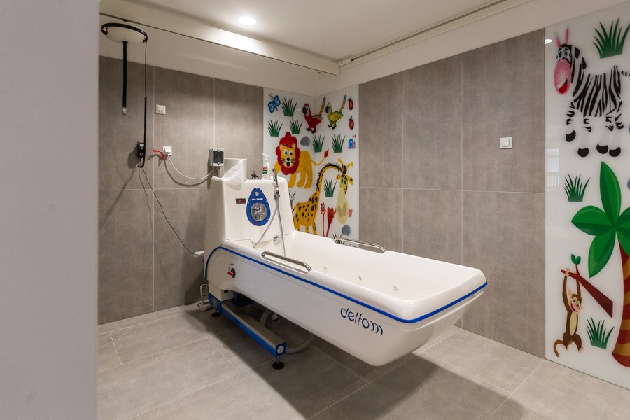 Wizyta marszałka Piotra Całbeckiego w hospicjum „Nadzieja”, fot. Szymon Zdziebło/tarantoga.pl dla UMWKP