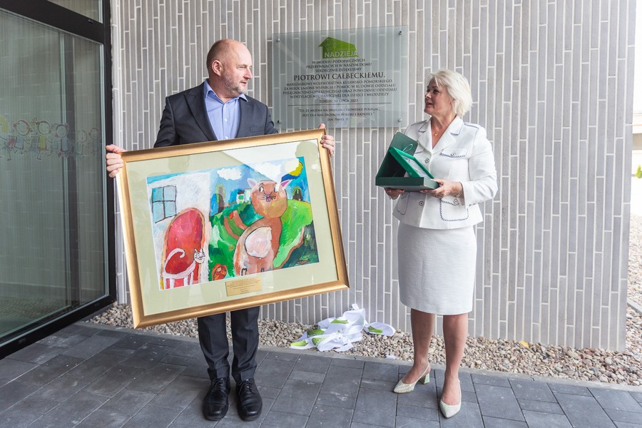 Wizyta marszałka Piotra Całbeckiego w hospicjum „Nadzieja”, fot. Szymon Zdziebło/tarantoga.pl dla UMWKP
