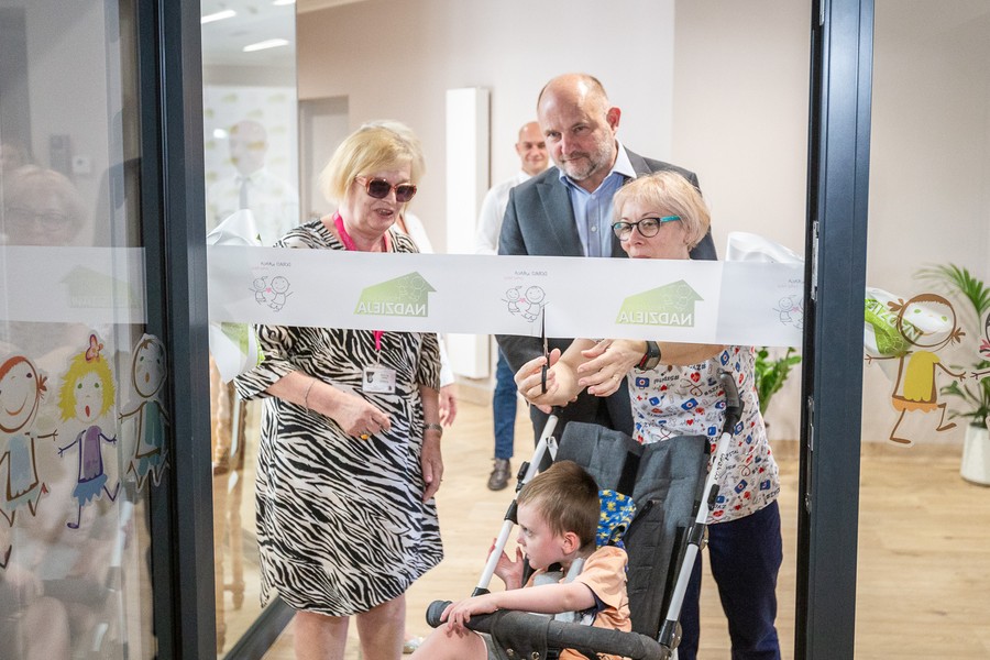 Wizyta marszałka Piotra Całbeckiego w hospicjum „Nadzieja”, fot. Szymon Zdziebło/tarantoga.pl dla UMWKP