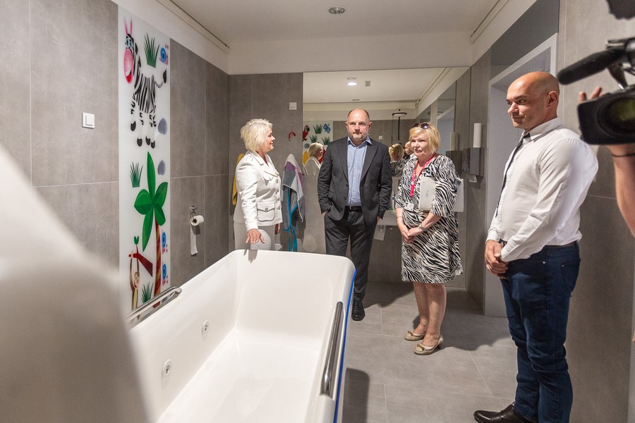 Wizyta marszałka Piotra Całbeckiego w hospicjum „Nadzieja”, fot. Szymon Zdziebło/tarantoga.pl dla UMWKP