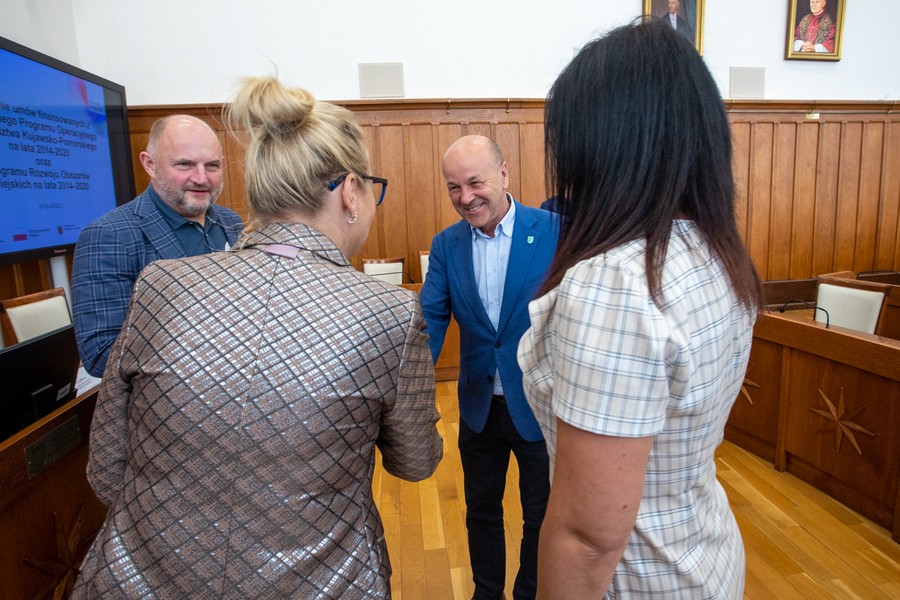 Uroczystość przekazania umów o dofinansowanie projektów, fot. Mikołaj Kuras dla UMWKP