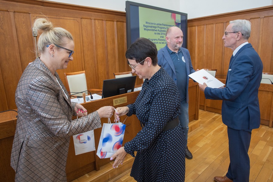 Uroczystość przekazania umów o dofinansowanie projektów, fot. Mikołaj Kuras dla UMWKP