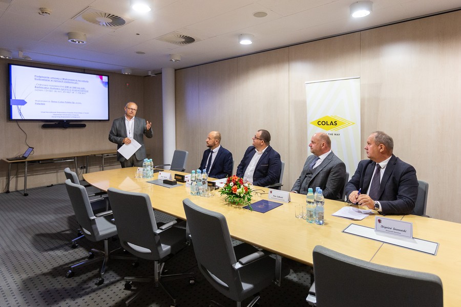 Podpisanie umowy na modernizację DW 544 , fot. Szymon Zdziebło/tarantoga.pl dla UMWKP