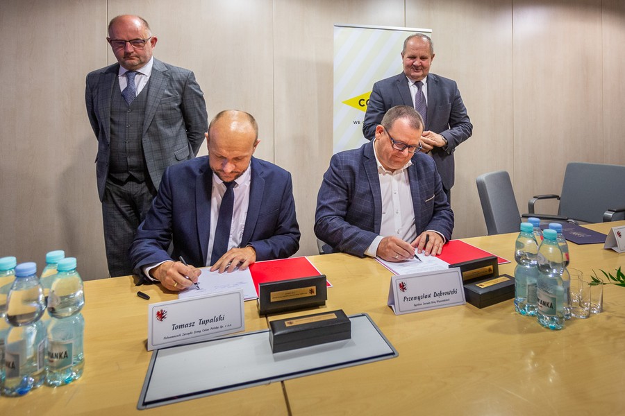 Podpisanie umowy na modernizację DW 544 , fot. Szymon Zdziebło/tarantoga.pl dla UMWKP