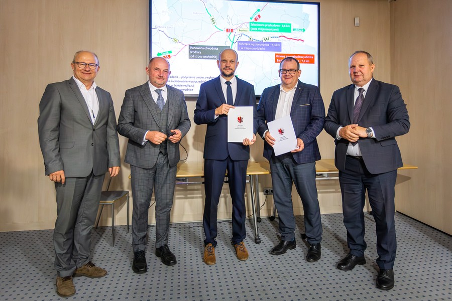 Podpisanie umowy na modernizację DW 544 , fot. Szymon Zdziebło/tarantoga.pl dla UMWKP