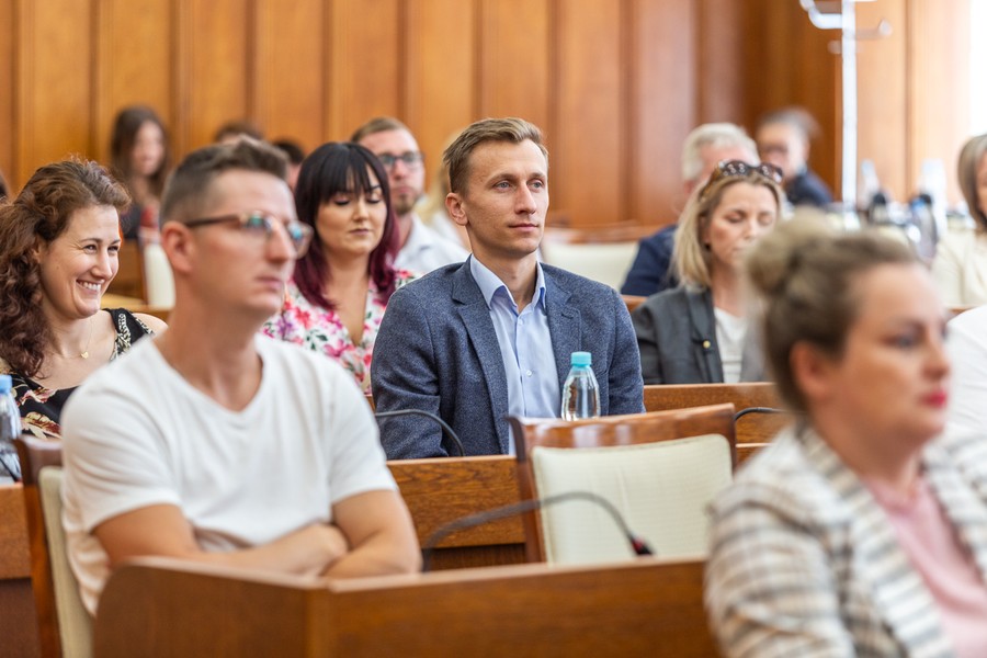 Wręczenie umów o dofinansowanie z PROW, fot. Szymon Zdziebło/tarantoga.pl dla UMWKP