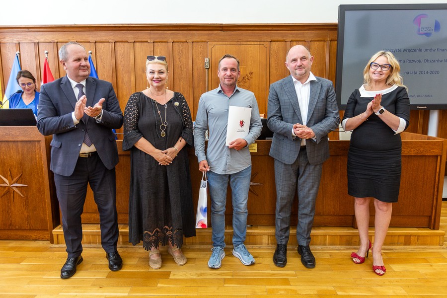 Wręczenie umów o dofinansowanie z PROW, fot. Szymon Zdziebło/tarantoga.pl dla UMWKP
