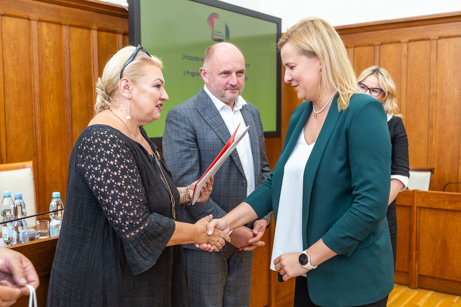 Wręczenie umów o dofinansowanie z PROW, fot. Szymon Zdziebło/tarantoga.pl dla UMWKP