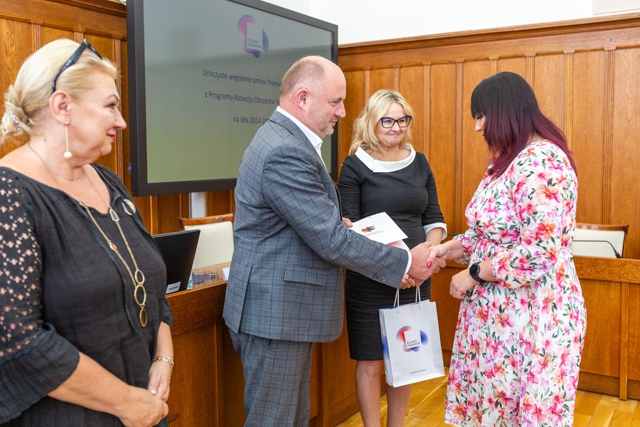 Wręczenie umów o dofinansowanie z PROW, fot. Szymon Zdziebło/tarantoga.pl dla UMWKP
