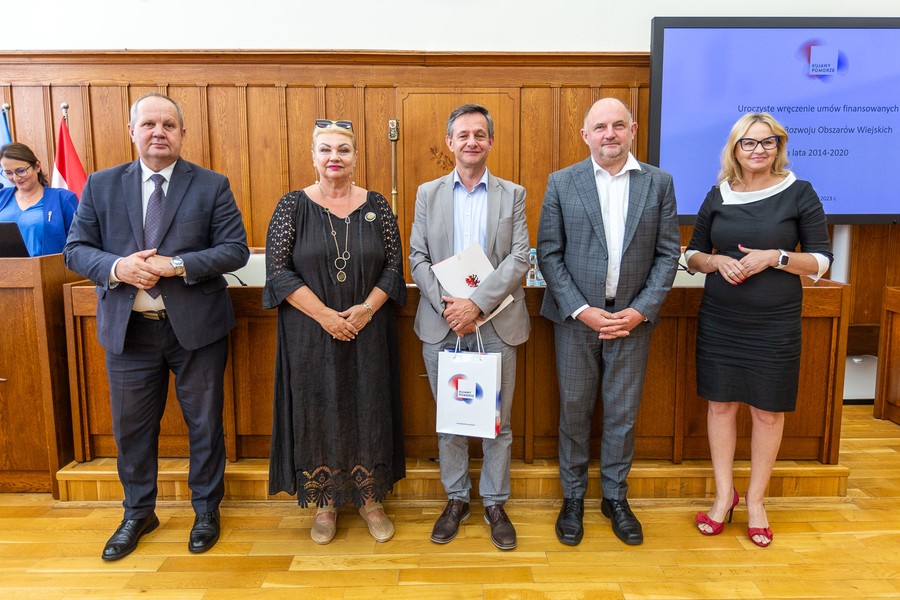 Wręczenie umów o dofinansowanie z PROW, fot. Szymon Zdziebło/tarantoga.pl dla UMWKP