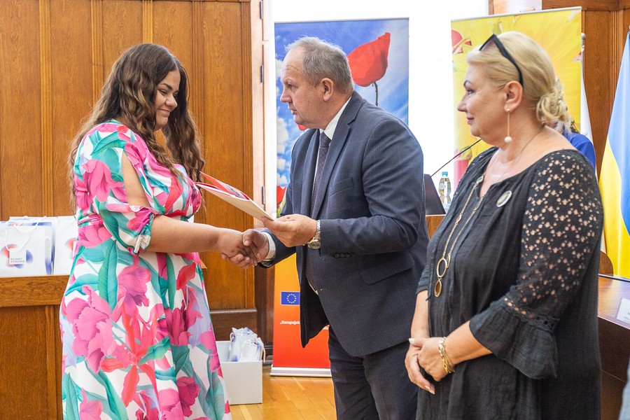 Wręczenie umów o dofinansowanie z PROW, fot. Szymon Zdziebło/tarantoga.pl dla UMWKP