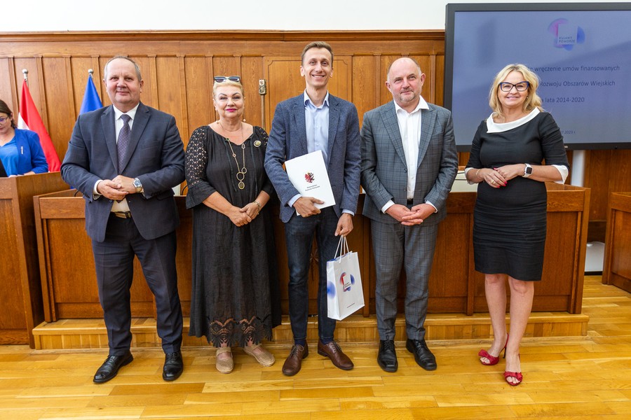 Wręczenie umów o dofinansowanie z PROW, fot. Szymon Zdziebło/tarantoga.pl dla UMWKP