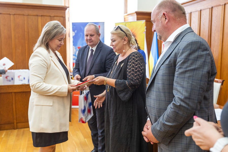 Wręczenie umów o dofinansowanie z PROW, fot. Szymon Zdziebło/tarantoga.pl dla UMWKP