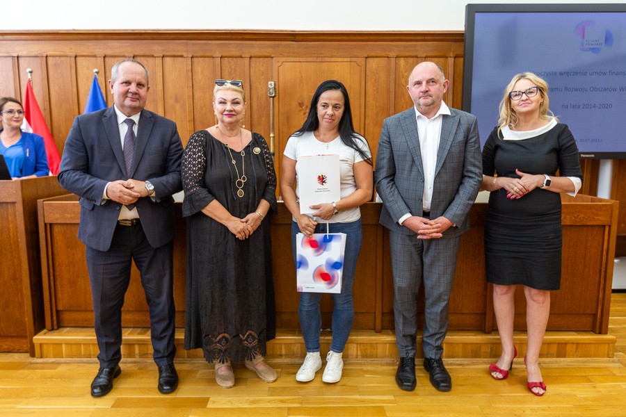 Wręczenie umów o dofinansowanie z PROW, fot. Szymon Zdziebło/tarantoga.pl dla UMWKP