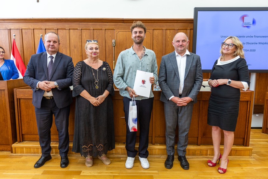 Wręczenie umów o dofinansowanie z PROW, fot. Szymon Zdziebło/tarantoga.pl dla UMWKP