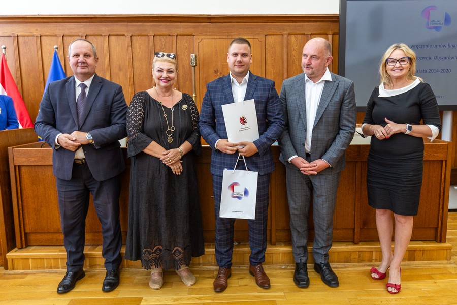 Wręczenie umów o dofinansowanie z PROW, fot. Szymon Zdziebło/tarantoga.pl dla UMWKP