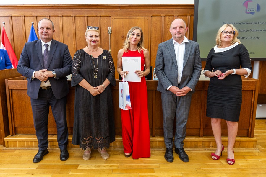 Wręczenie umów o dofinansowanie z PROW, fot. Szymon Zdziebło/tarantoga.pl dla UMWKP