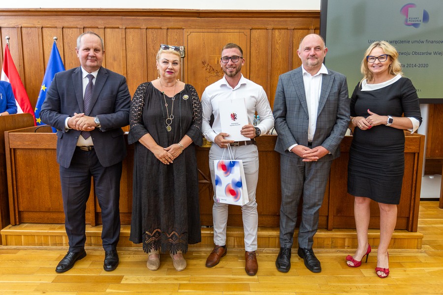 Wręczenie umów o dofinansowanie z PROW, fot. Szymon Zdziebło/tarantoga.pl dla UMWKP