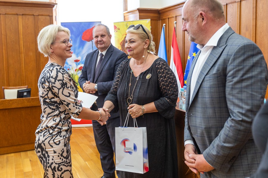 Wręczenie umów o dofinansowanie z PROW, fot. Szymon Zdziebło/tarantoga.pl dla UMWKP