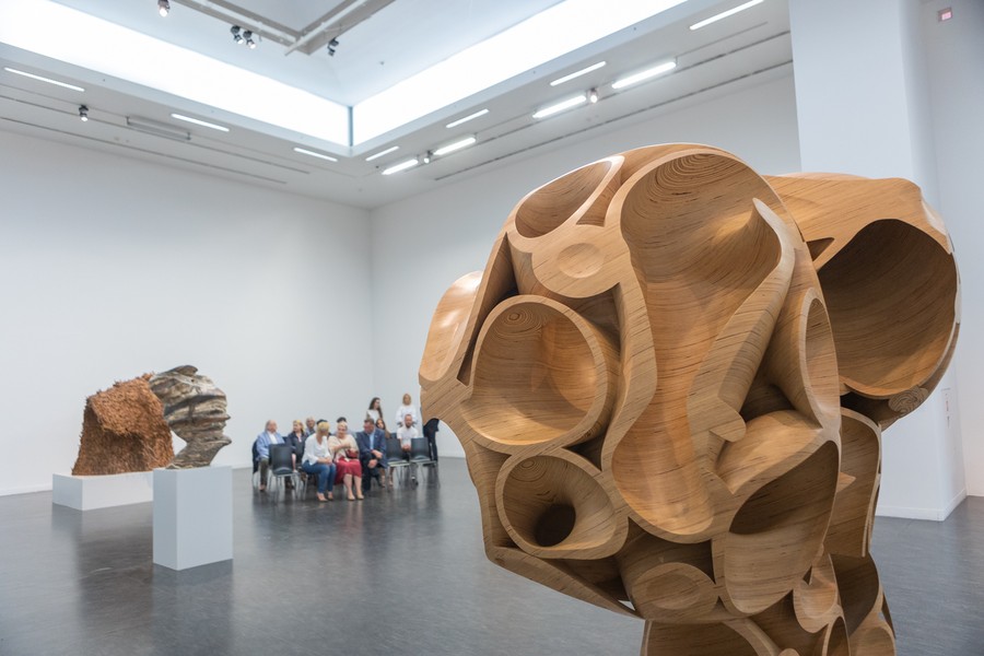 Ceremonia wręczenia stypendiów artystycznych, w tle wystawa rzeźb Tony’ego Cragga, fot. Mikołaj Kuras dla UMWKP