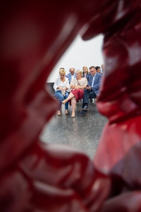 Ceremonia wręczenia stypendiów artystycznych, w tle wystawa rzeźb Tony’ego Cragga, fot. Mikołaj Kuras dla UMWKP