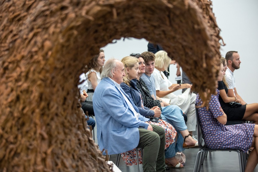 Ceremonia wręczenia stypendiów artystycznych, w tle wystawa rzeźb Tony’ego Cragga, fot. Mikołaj Kuras dla UMWKP