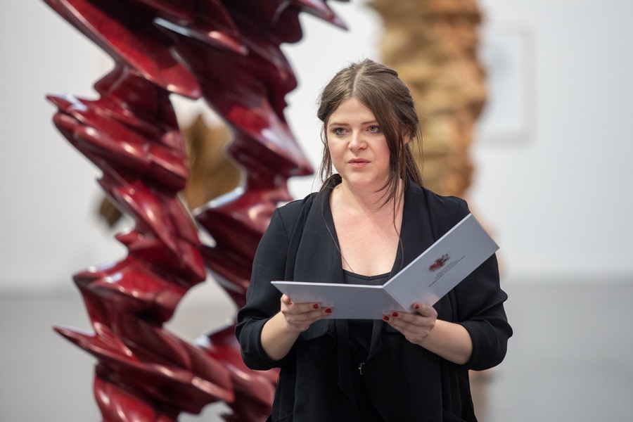 Ceremonia wręczenia stypendiów artystycznych, w tle wystawa rzeźb Tony’ego Cragga, fot. Mikołaj Kuras dla UMWKP