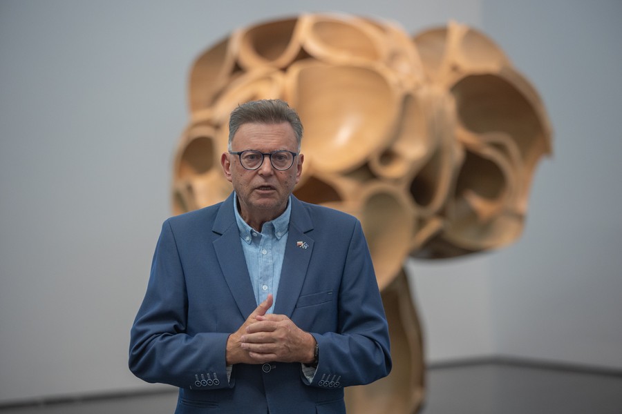 Ceremonia wręczenia stypendiów artystycznych, w tle wystawa rzeźb Tony’ego Cragga, fot. Mikołaj Kuras dla UMWKP