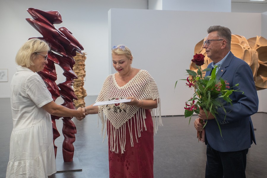 Ceremonia wręczenia stypendiów artystycznych, w tle wystawa rzeźb Tony’ego Cragga, fot. Mikołaj Kuras dla UMWKP