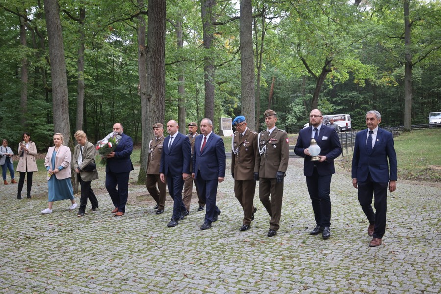 Ceremonia złożenia kwiatów pod pomnikiem Pamięci Ofiar Barbarki, fot. Mikołaj Kuras dla UMWKP