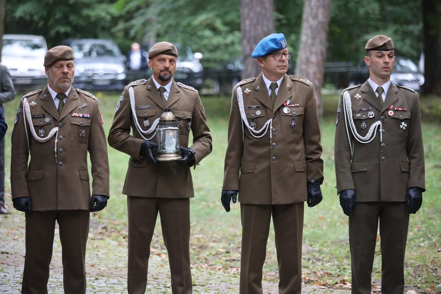 Ceremonia złożenia kwiatów pod pomnikiem Pamięci Ofiar Barbarki, fot. Mikołaj Kuras dla UMWKP