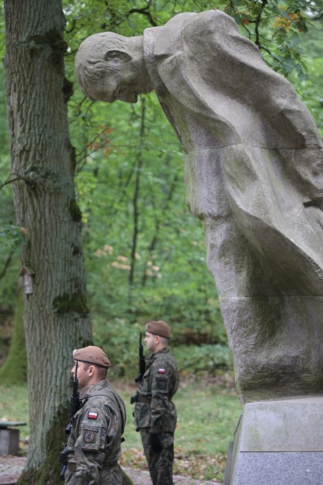 Ceremonia złożenia kwiatów pod pomnikiem Pamięci Ofiar Barbarki, fot. Mikołaj Kuras dla UMWKP