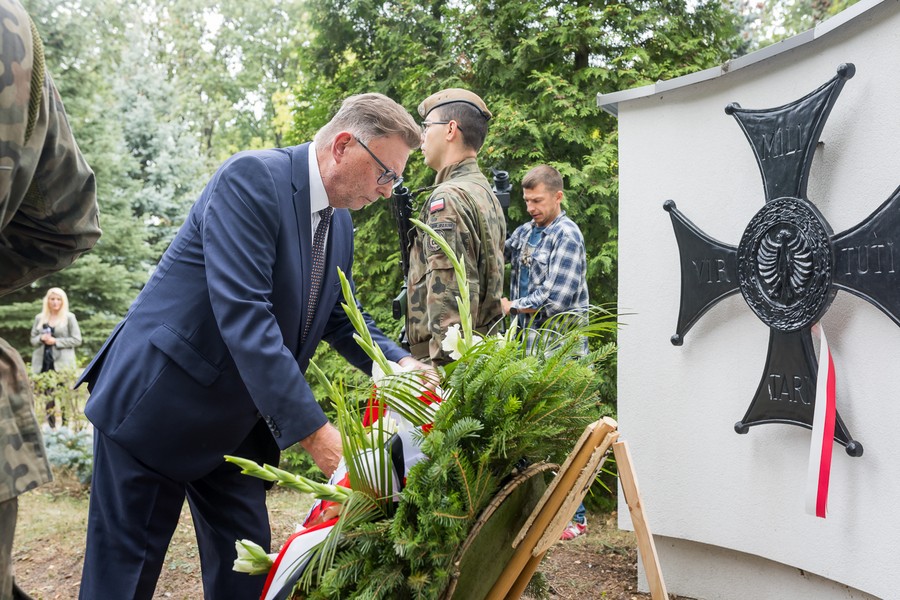 Ceremonia złożenia kwiatów na Cmentarzu Bohaterów Bydgoszczy, fot. Tomasz Czachorowski dla UMWKP
