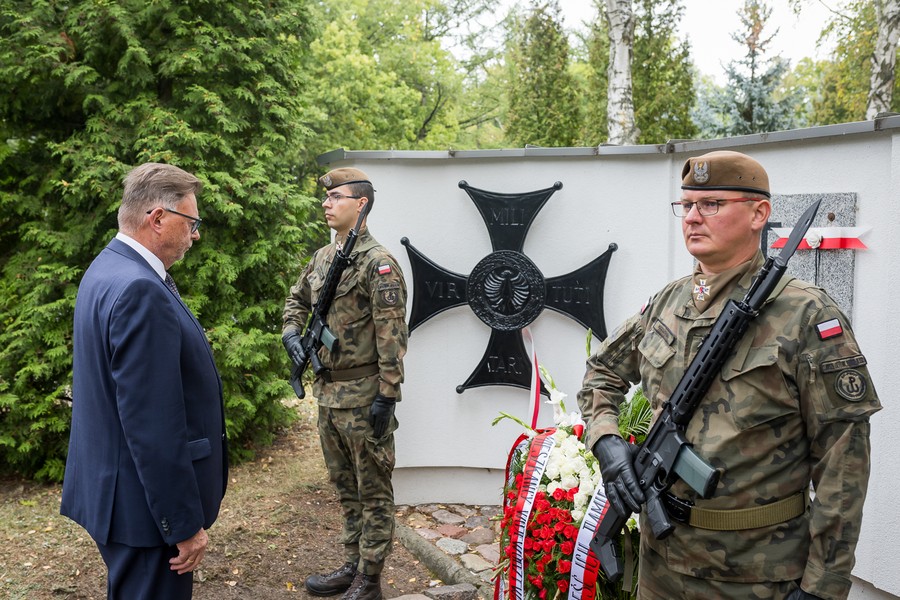 Ceremonia złożenia kwiatów na Cmentarzu Bohaterów Bydgoszczy, fot. Tomasz Czachorowski dla UMWKP