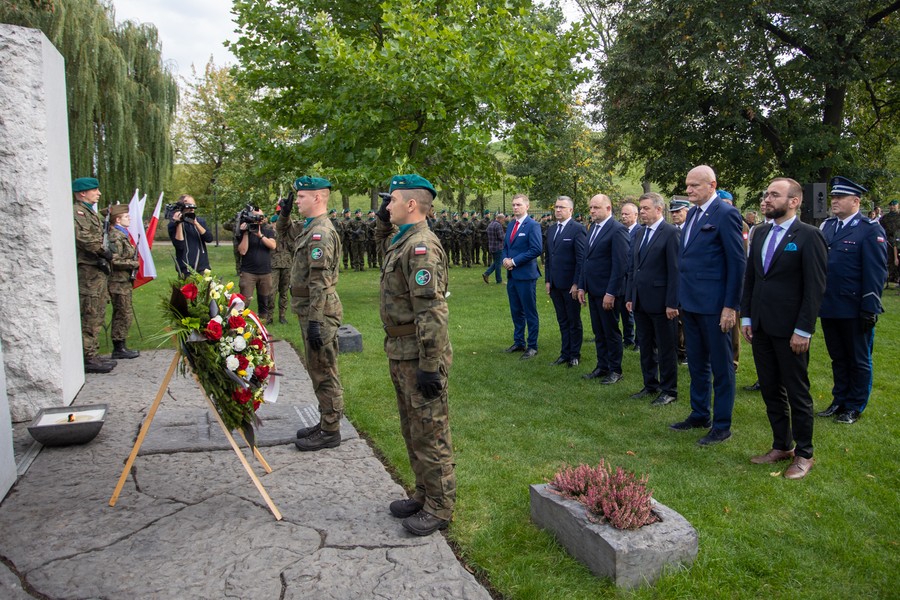 Uroczystości pod pomnikiem Pamięci Ofiar Zbrodni Pomorskiej 1939, fot. Mikołaj Kuras dla UMWKP