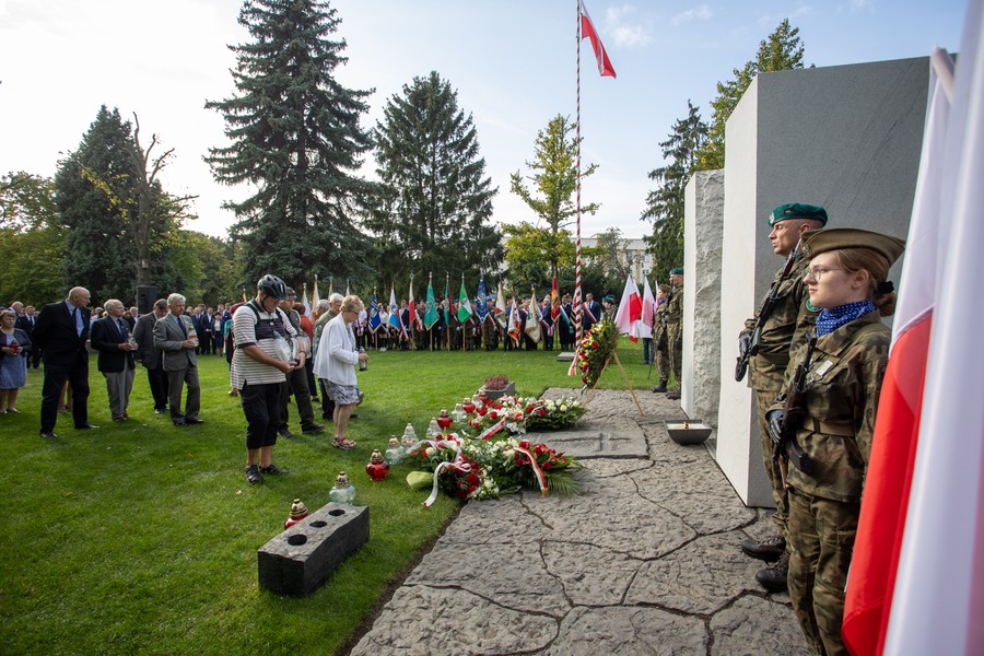 Uroczystości pod pomnikiem Pamięci Ofiar Zbrodni Pomorskiej 1939, fot. Mikołaj Kuras dla UMWKP