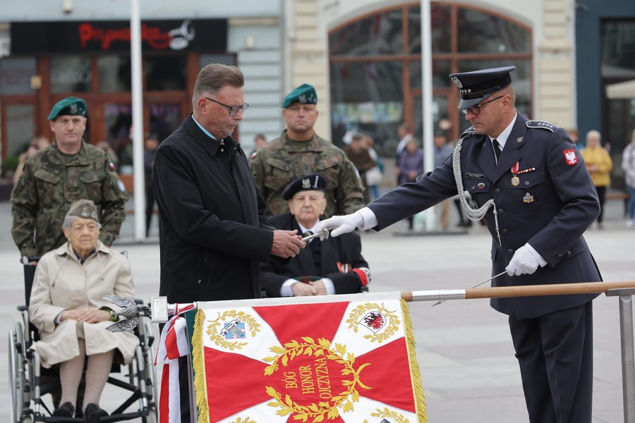 Nadanie sztandaru jednostce Inspektoratu Wsparcia Sił Zbrojnych w Bydgoszczy, fot. Tomasz Czachorowski/eventphoto.com.pl dla UMWKP