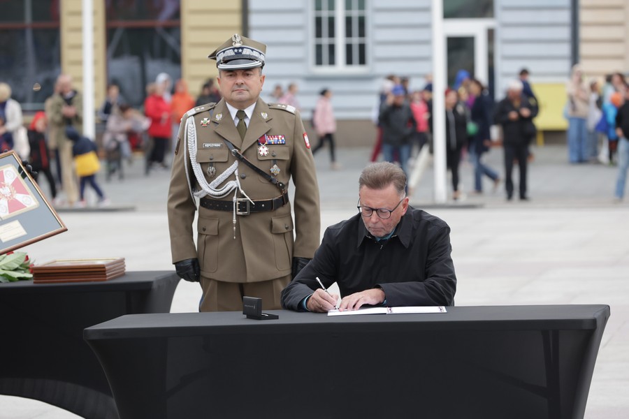 Nadanie sztandaru jednostce Inspektoratu Wsparcia Sił Zbrojnych w Bydgoszczy, fot. Tomasz Czachorowski/eventphoto.com.pl dla UMWKP