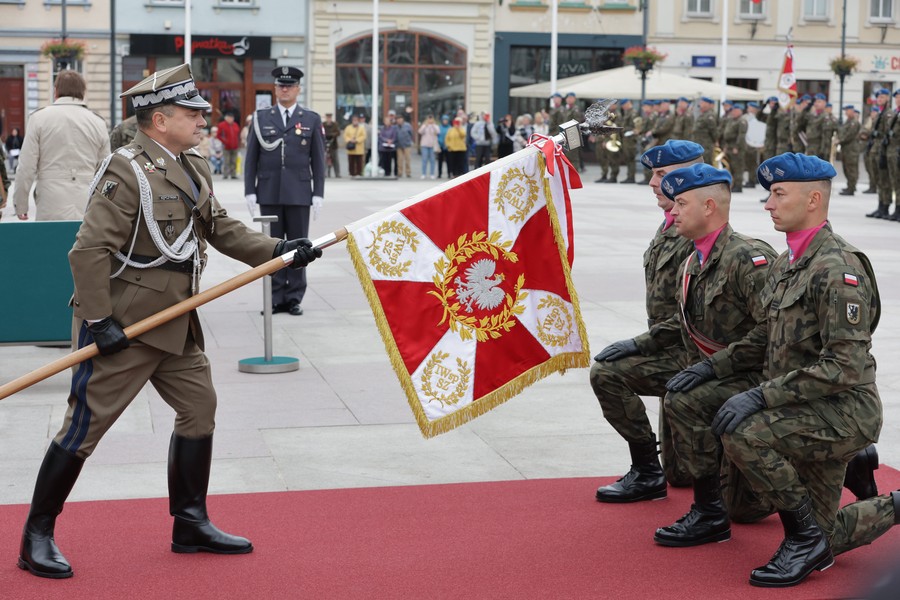 Nadanie sztandaru jednostce Inspektoratu Wsparcia Sił Zbrojnych w Bydgoszczy, fot. Tomasz Czachorowski/eventphoto.com.pl dla UMWKP