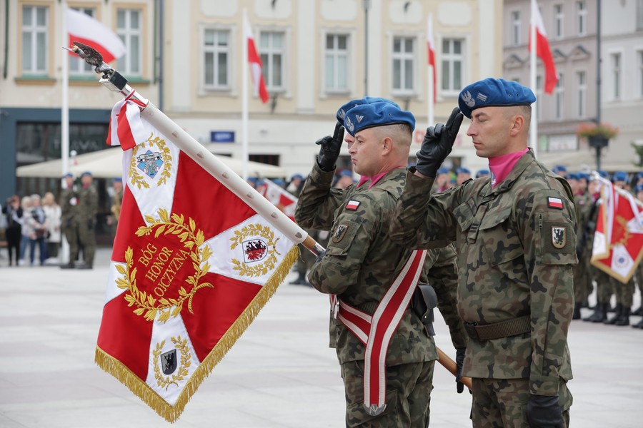 Nadanie sztandaru jednostce Inspektoratu Wsparcia Sił Zbrojnych w Bydgoszczy, fot. Tomasz Czachorowski/eventphoto.com.pl dla UMWKP
