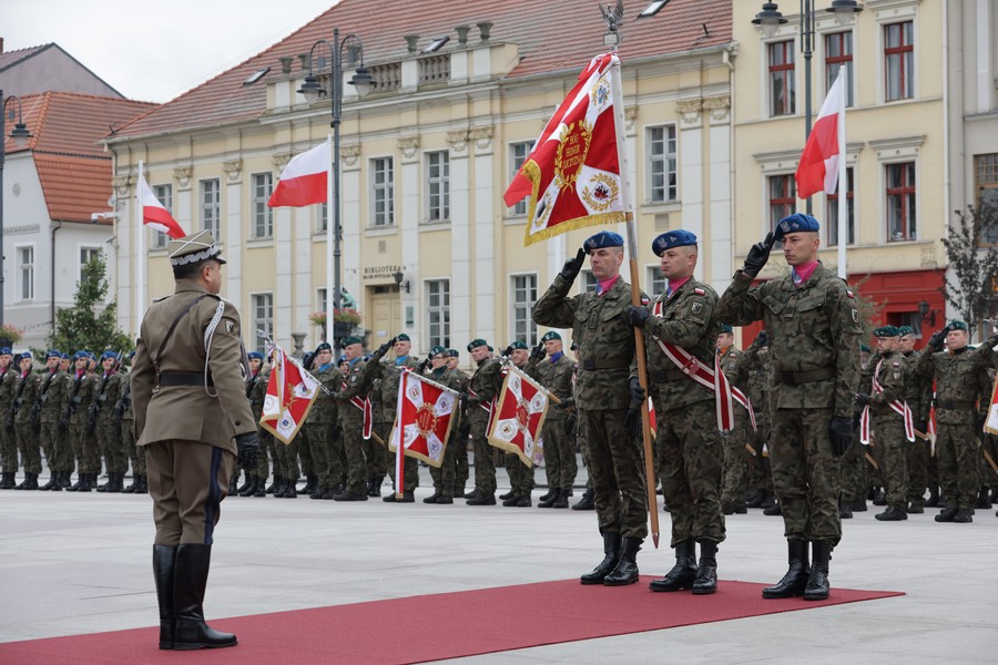 Nadanie sztandaru jednostce Inspektoratu Wsparcia Sił Zbrojnych w Bydgoszczy, fot. Tomasz Czachorowski/eventphoto.com.pl dla UMWKP